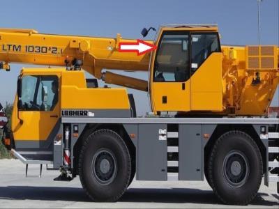 Левое стекло двери кабины крановщика LIEBHERR LTM 1030 на технике 